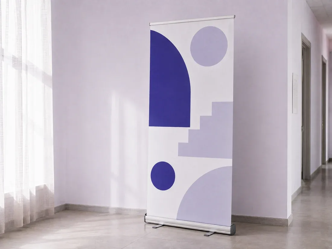 Banner impreso montado en su estructura, visto en ángulo